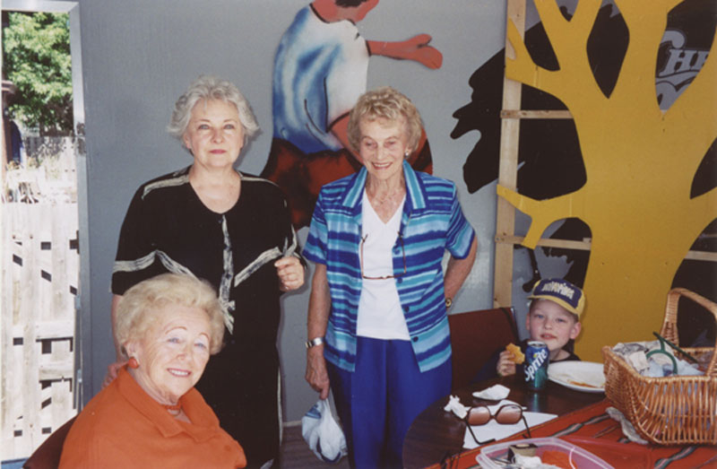 Panie na Festiwalu Polskim przy stole "Szpitalik Misiów"